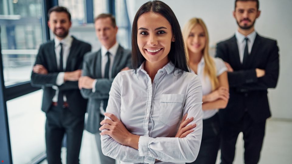 Persone che lavorano in ufficio