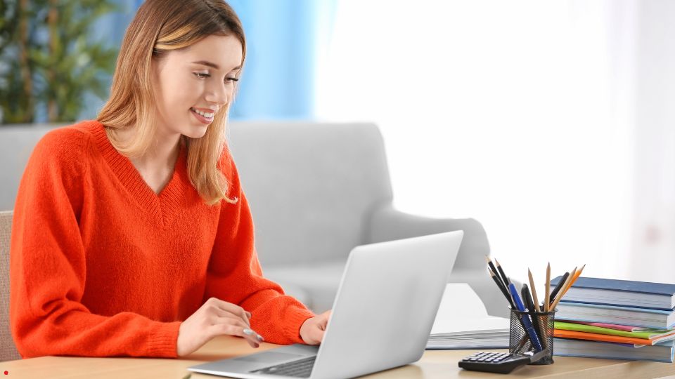 Persona che studia al laptop